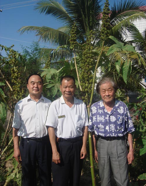 黄家祥陪同台湾老板在海南育种基地参观考察